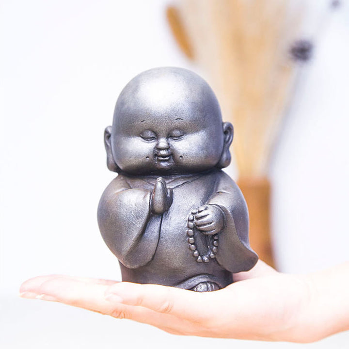 Estatua de resina fundida con óxido de hierro en polvo de monje pequeño hecha a mano con Buddha Stones para decoración del hogar - image 17