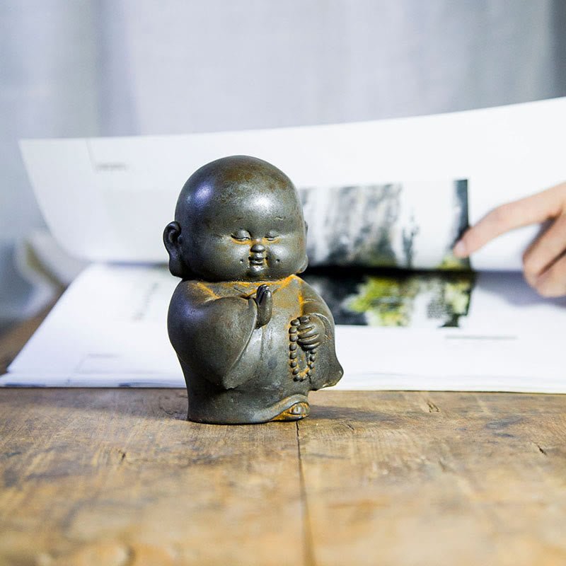 Estatua de resina fundida con óxido de hierro en polvo de monje pequeño hecha a mano con Buddha Stones para decoración del hogar - image 11