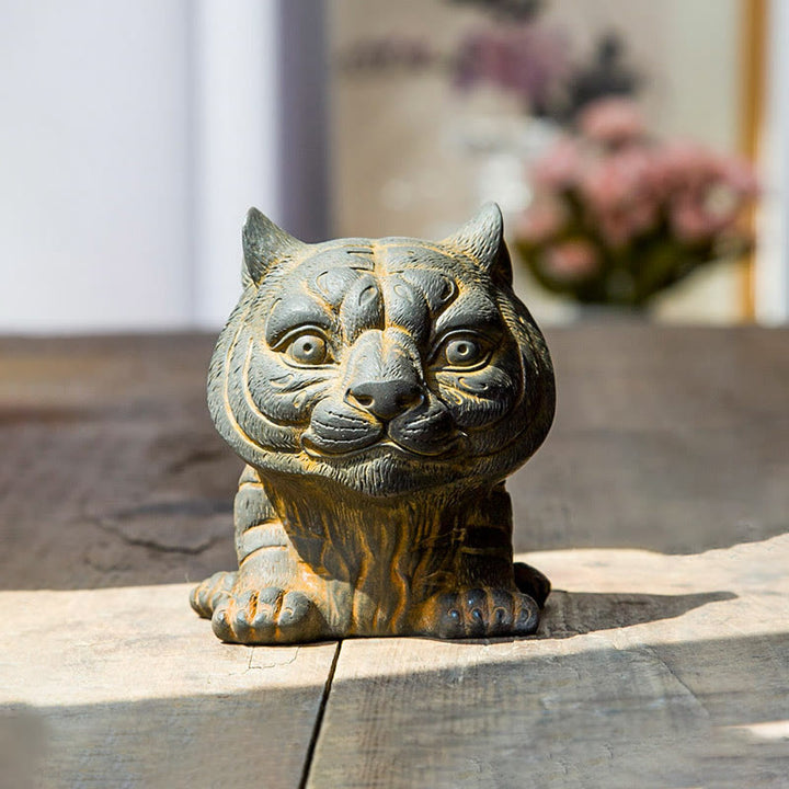 Estatua de resina fundida con óxido de hierro en polvo de tigre pequeña y encantadora hecha a mano con Buddha Stones para decoración del hogar - Versión oxidada 9*8*10 cm - image 0