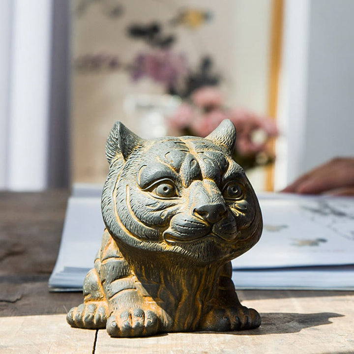 Estatua de resina fundida con óxido de hierro en polvo de tigre pequeña y encantadora hecha a mano con Buddha Stones para decoración del hogar - image 1