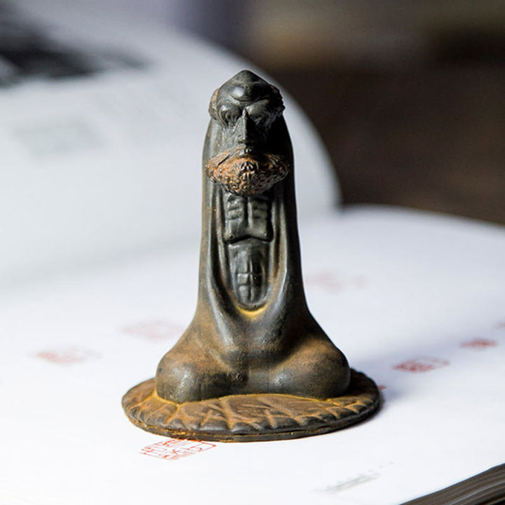 Estatua de resina fundida con óxido de hierro en polvo de Bodhidharma hecha a mano con Buddha Stones para decoración del hogar