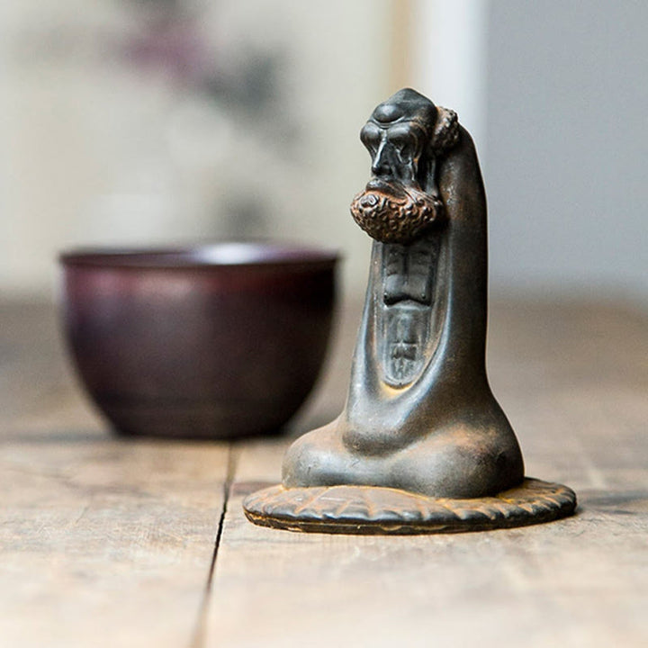 Estatua de resina fundida con óxido de hierro en polvo de Bodhidharma hecha a mano con Buddha Stones para decoración del hogar