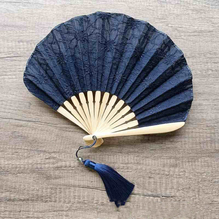 Abanico plegable de bambú de mano con borlas y forma de concha con bordado de flores grandes y retro con Buddha Stones - Flores azul medianoche de 21 cm - image 13