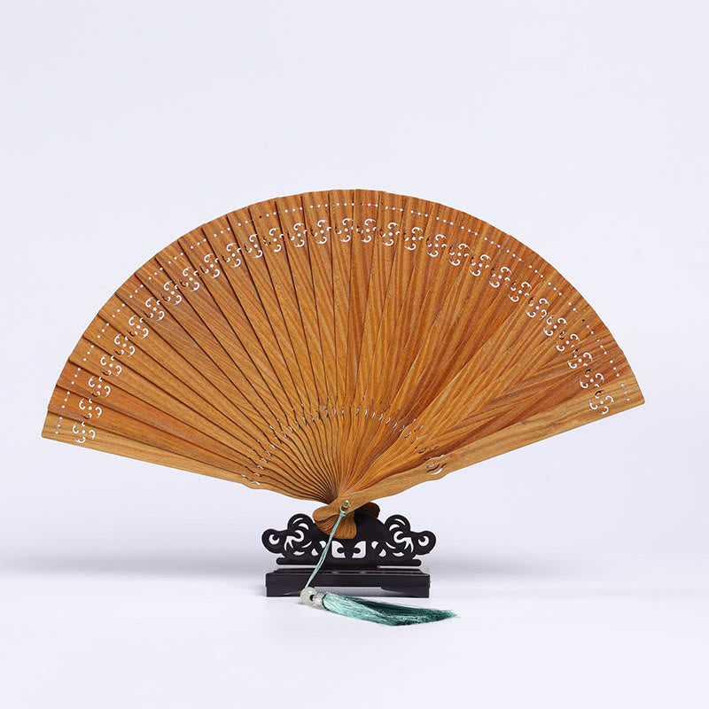 Abanico plegable de mano de madera de sándalo verde con diseño grabado de Buddha Stones auspiciosas, grulla, pavo real, Chang'e y luna - Grabado de nubes auspiciosas en sándalo verde, 23 cm - image 2