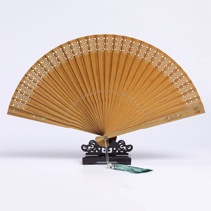 Abanico plegable de mano de madera de sándalo verde con diseño grabado de Buddha Stones auspiciosas, grulla, pavo real, Chang'e y luna - Grabado geométrico en sándalo verde, 23 cm. - image 0