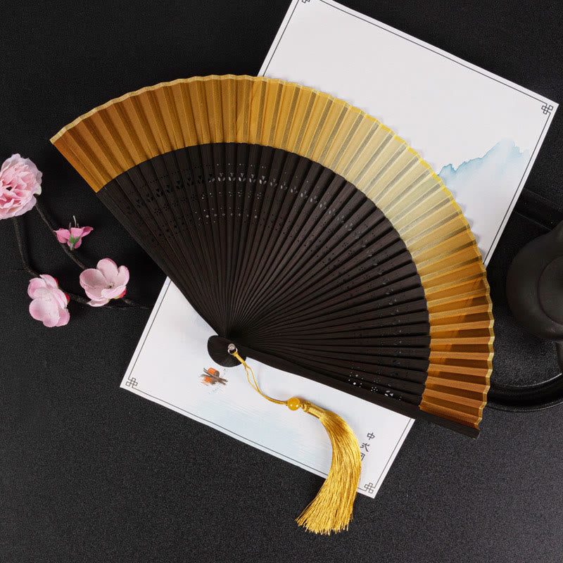 Ventilador plegable de bambú de mano con diseño de Buddha Stones, grullas y nubes auspiciosas, color sólido degradado. - Ribete negro con degradado amarillo de 21 cm - image 23
