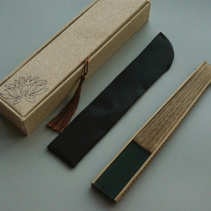 Buddha Stones Abanico plegable de bambú de mano con borlas y canalé hueco de seda verde oscuro - Verde oscuro 22 cm - Con caja de brocado y cubierta de abanico (Preventa) - image 1