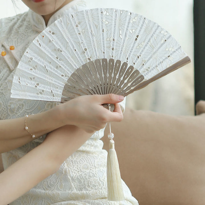 Abanico plegable de bambú de mano con bordado de flores huecas de color sólido y Buddha Stones