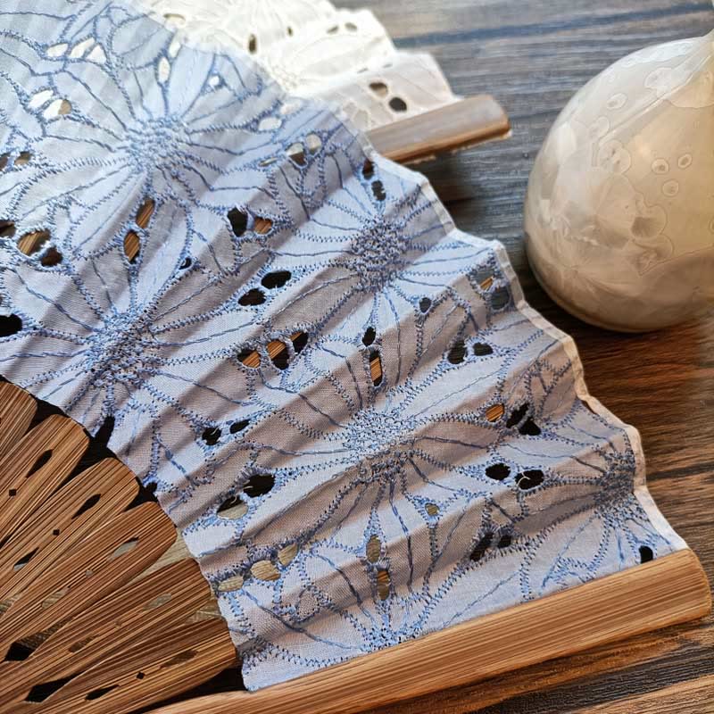 Abanico plegable de bambú de mano con bordado de flores huecas de color sólido y Buddha Stones