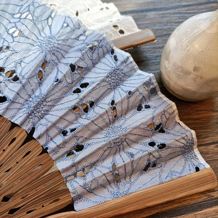 Abanico plegable de bambú de mano con bordado de flores huecas de color sólido y Buddha Stones