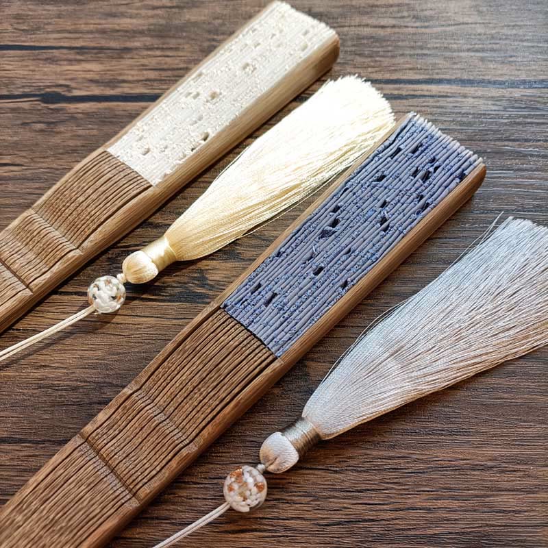 Abanico plegable de bambú de mano con bordado de flores huecas de color sólido y Buddha Stones