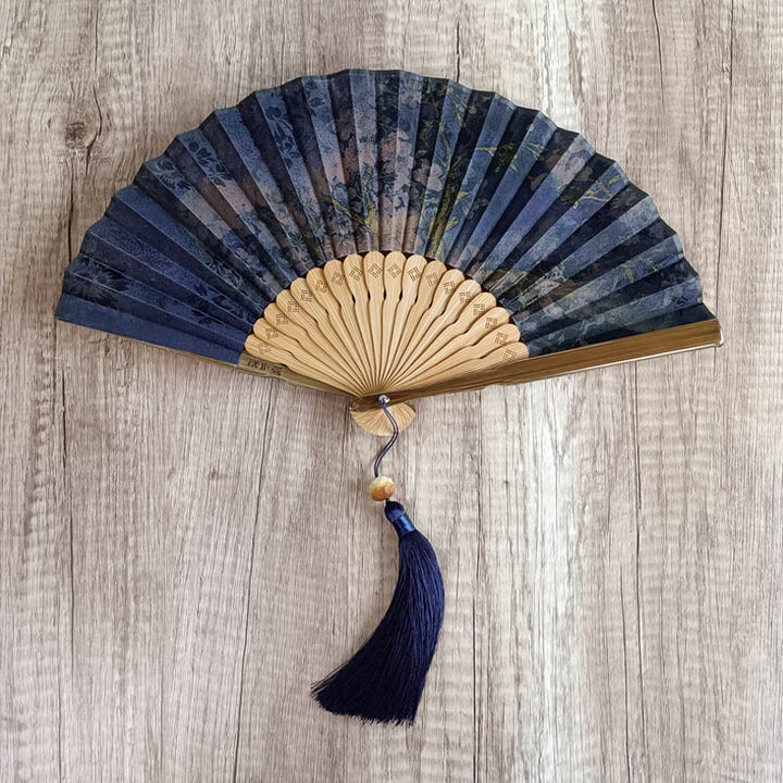 Abanico plegable de bambú de mano de seda Xiangyunsha con hojas de bambú y flores de caqui y piedras de Buddha Stones - Floración azul púrpura 21 cm - image 2