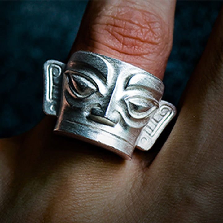 Anillo de protección con máscara de Sanxingdui de plata de ley 999 fundida a mano con Buddha Stones