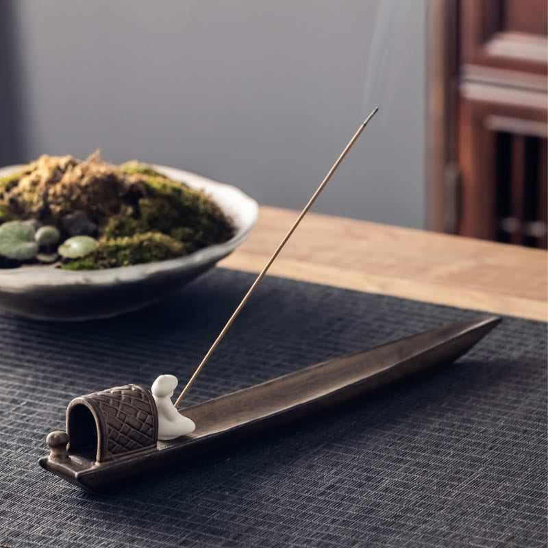 Quemador de incienso de cerámica marrón con forma de pescador y curación zen con Buddha Stones