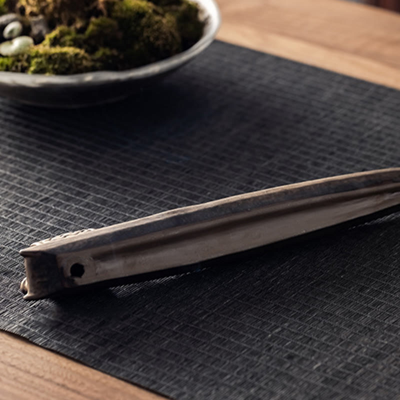 Quemador de incienso de cerámica marrón con forma de pescador y curación zen con Buddha Stones