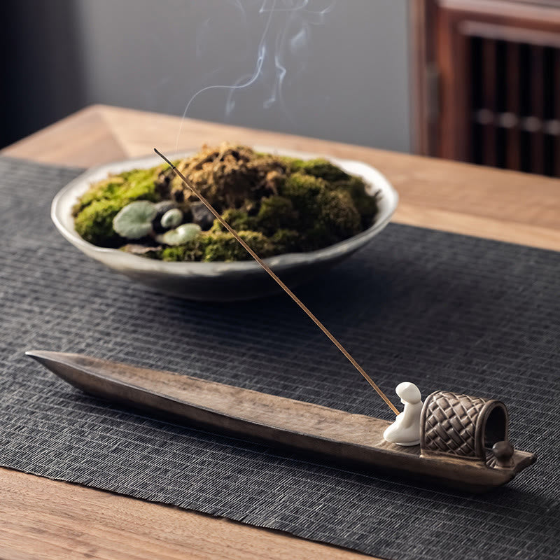 Quemador de incienso de cerámica marrón con forma de pescador y curación zen con Buddha Stones