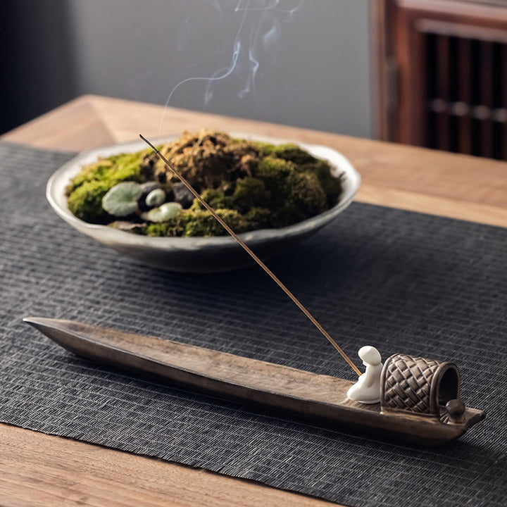 Quemador de incienso de cerámica marrón con forma de pescador y curación zen con Buddha Stones