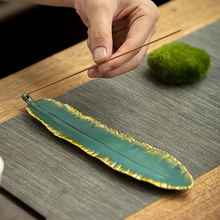 Quemador de incienso de cerámica curativo con borde dorado y plumas verdes de Buddha Stones - image 3