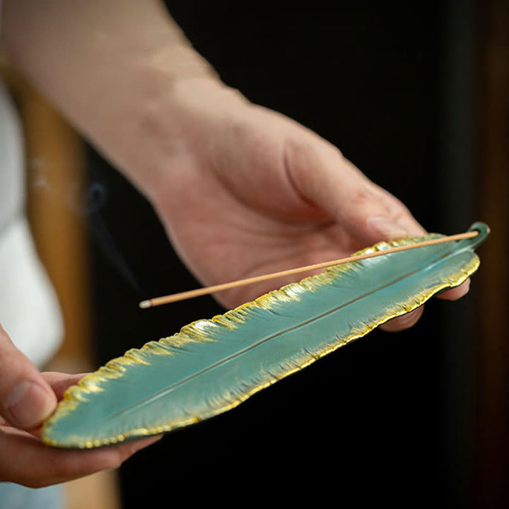 Quemador de incienso de cerámica curativo con borde dorado y plumas verdes de Buddha Stones - image 5