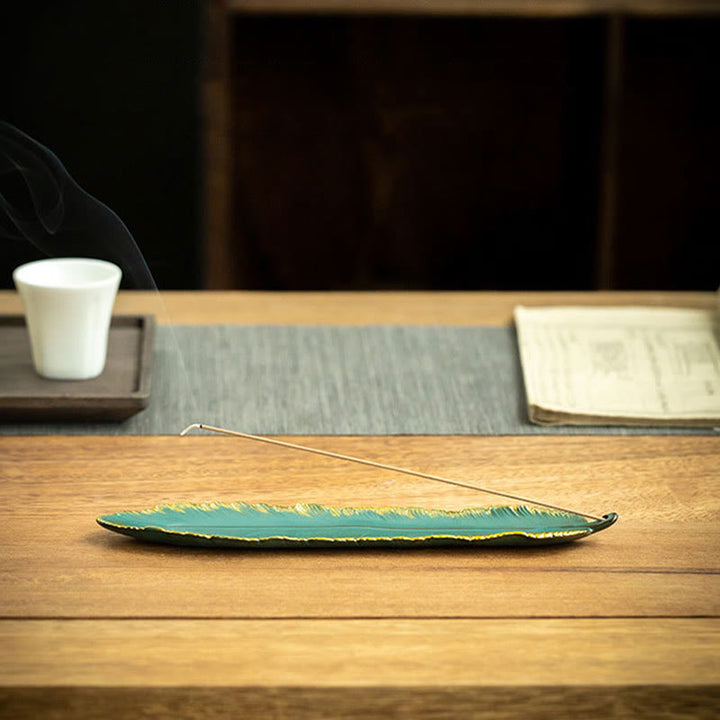 Quemador de incienso de cerámica curativo con borde dorado y plumas verdes de Buddha Stones