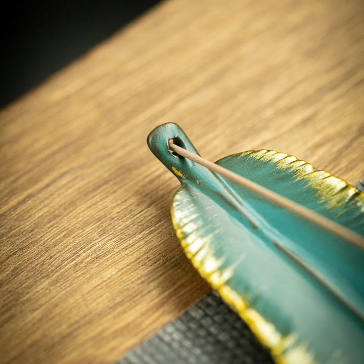 Quemador de incienso de cerámica curativo con borde dorado y plumas verdes de Buddha Stones