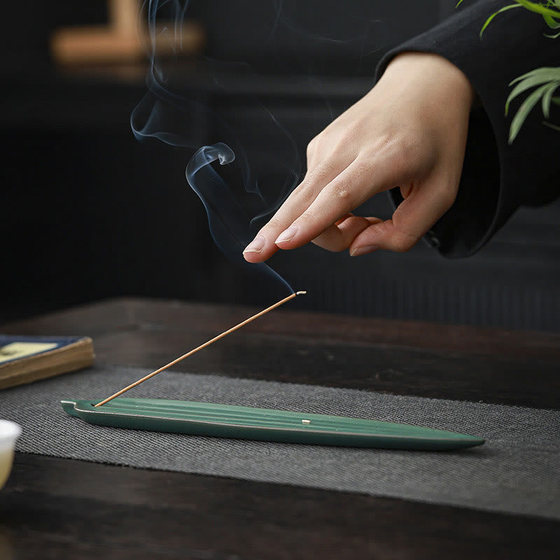 Quemador de incienso de cerámica curativo con hojas de bambú verde y Buddha Stones