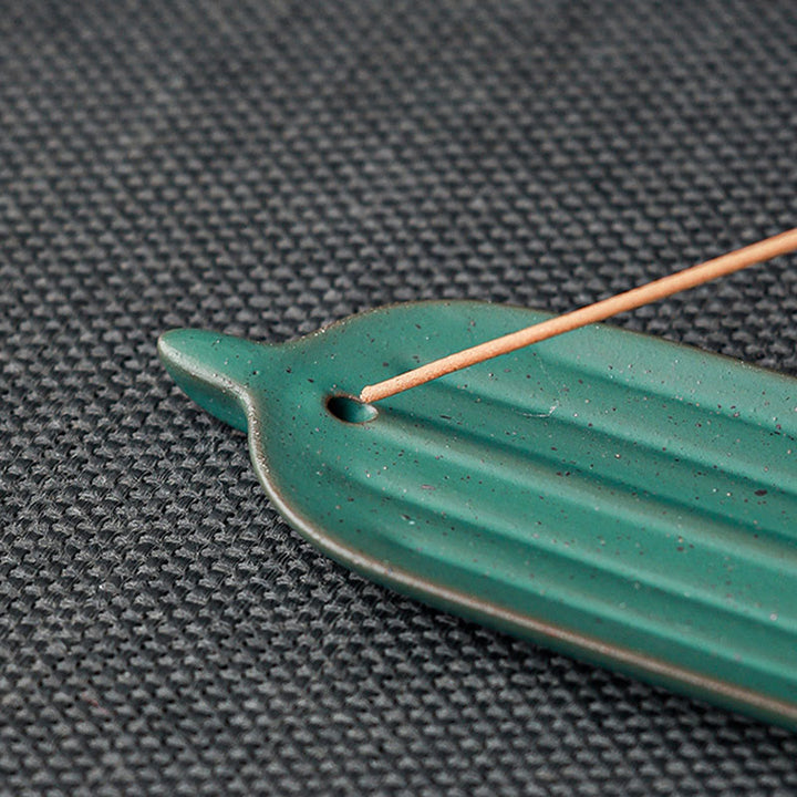 Quemador de incienso de cerámica curativo con hojas de bambú verde y Buddha Stones