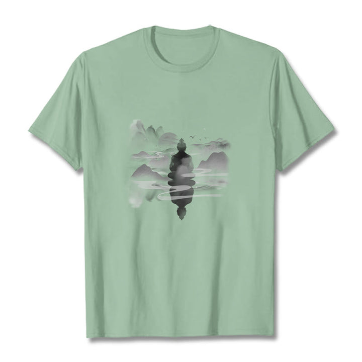 Camiseta de algodón con estampado de Buda sentado en las montañas y Buddha Stones meditando - Verde pálido - 2XL - image 13