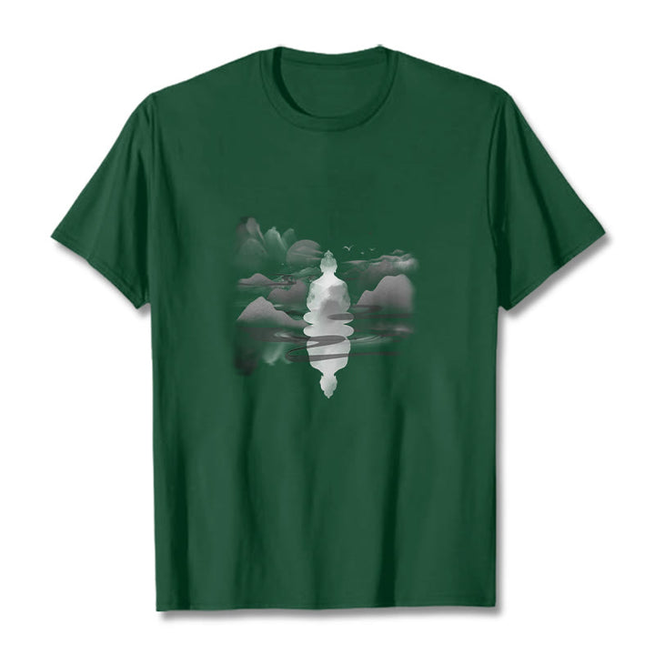 Camiseta de algodón con estampado de Buda sentado en las montañas y Buddha Stones meditando - Verde bosque - 2XL - image 11