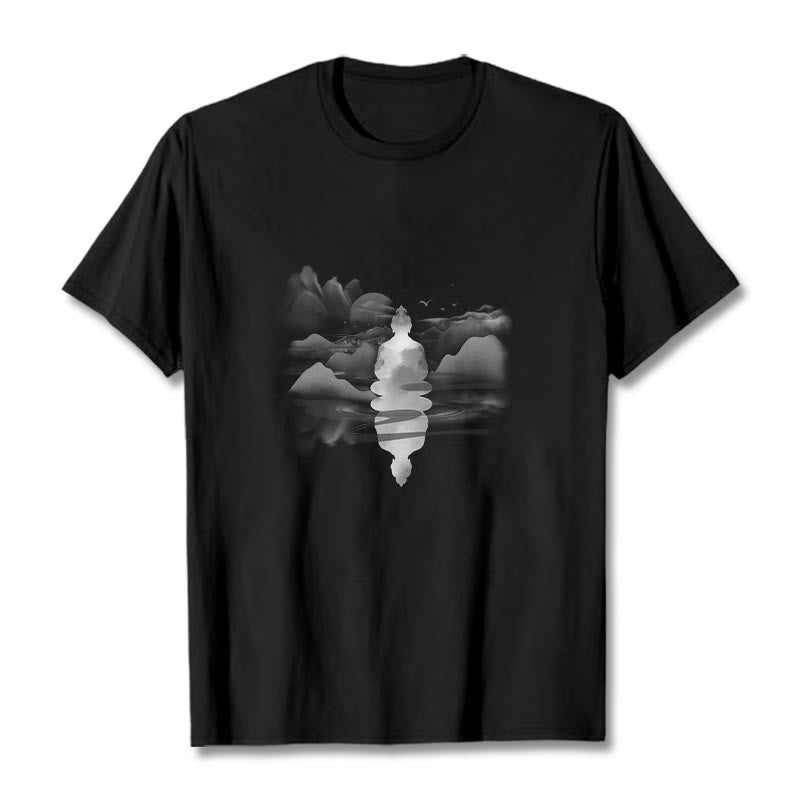 Camiseta de algodón con estampado de Buda sentado en las montañas y Buddha Stones meditando - Negro - 2XL - image 1