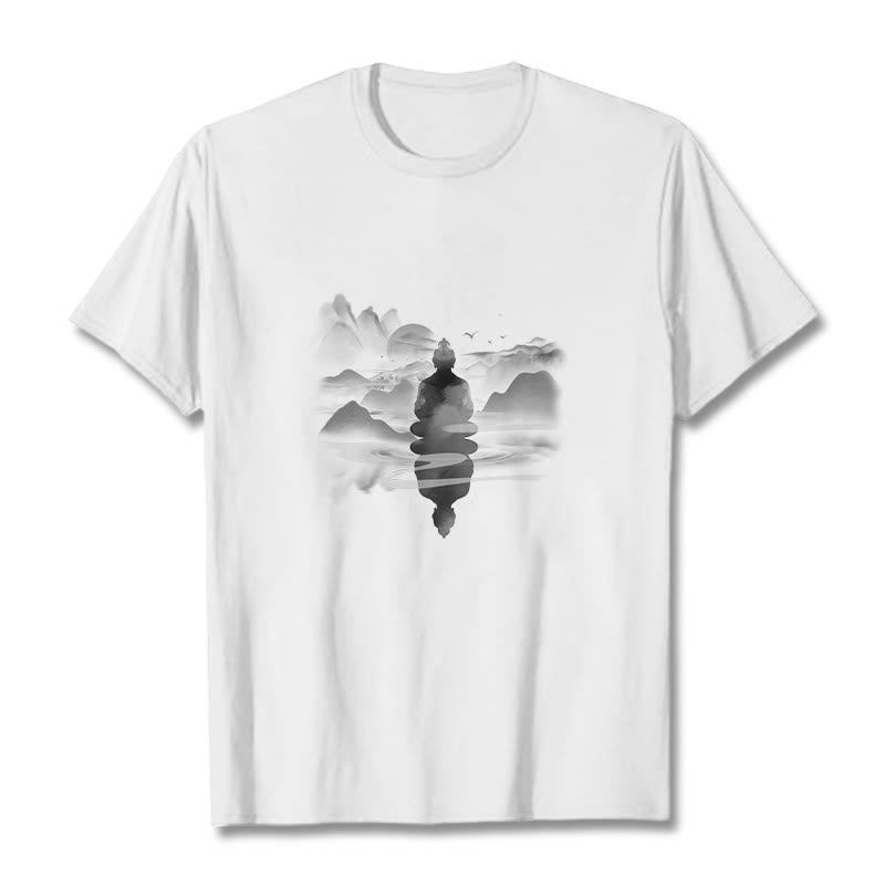 Camiseta de algodón con estampado de Buda sentado en las montañas y Buddha Stones meditando - Blanco - 2XL - image 6