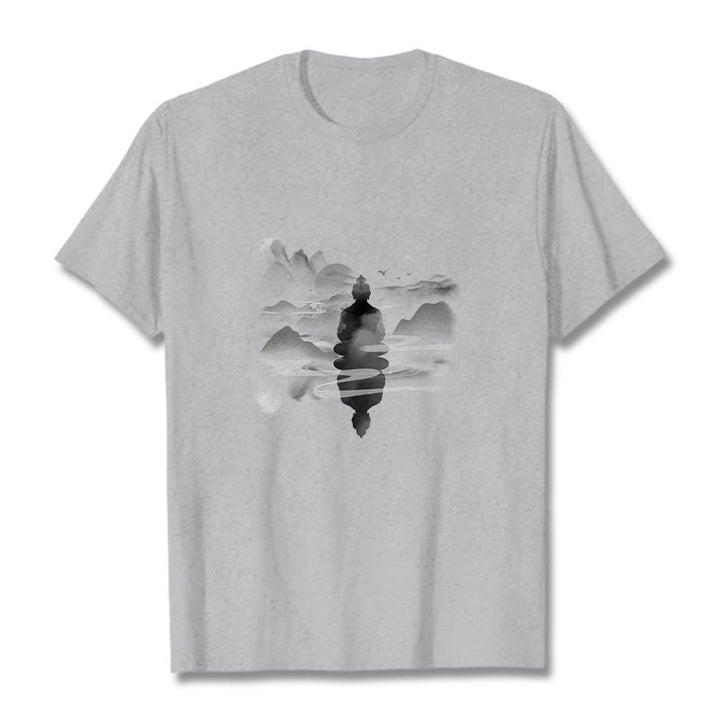 Camiseta de algodón con estampado de Buda sentado en las montañas y Buddha Stones meditando - Gris claro - 2XL - image 19