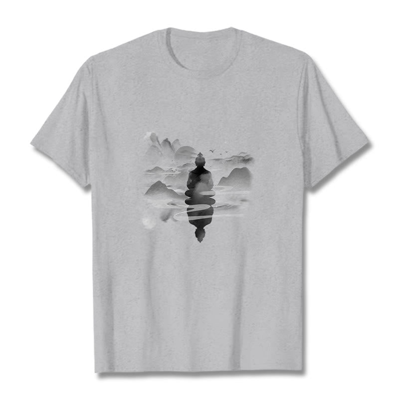 Camiseta de algodón con estampado de Buda sentado en las montañas y Buddha Stones meditando - Gris claro - 2XL - image 20