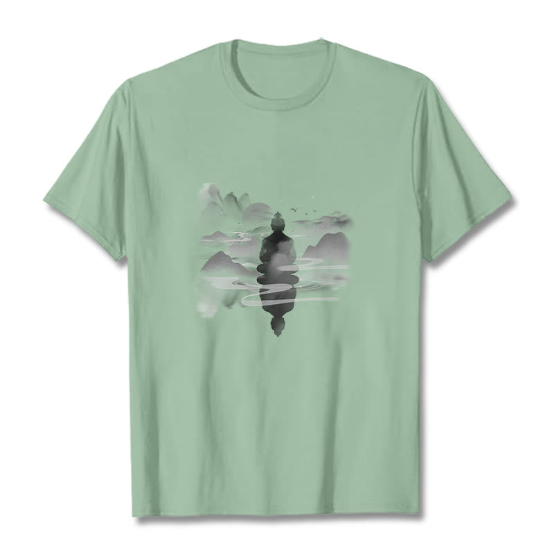 Camiseta de algodón con estampado de Buda sentado en las montañas y Buddha Stones meditando - Verde pálido - 2XL - image 12