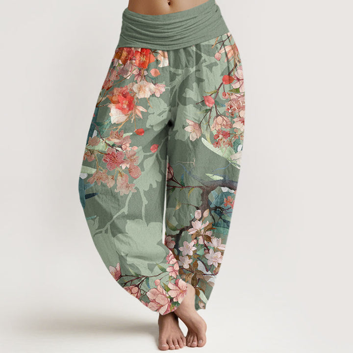 Pantalones bombachos de cintura elástica para mujer con estampado de flores rojas y rosas en algodón con Buddha Stones y exuberantes ramas. - Verde mar oscuro - US22，UK/AU26，EU54 (6XL) - image 0