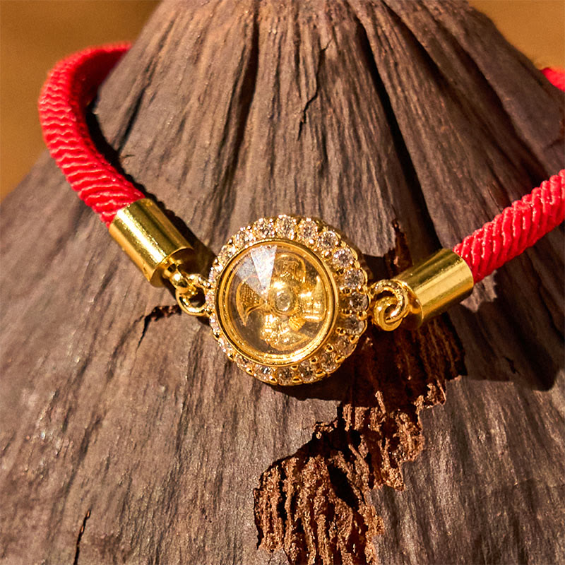 Pulsera trenzada con protección de Qi Feng Sheng Shui con molino de viento giratorio de cobre y latón con hilo rojo y Buddha Stones