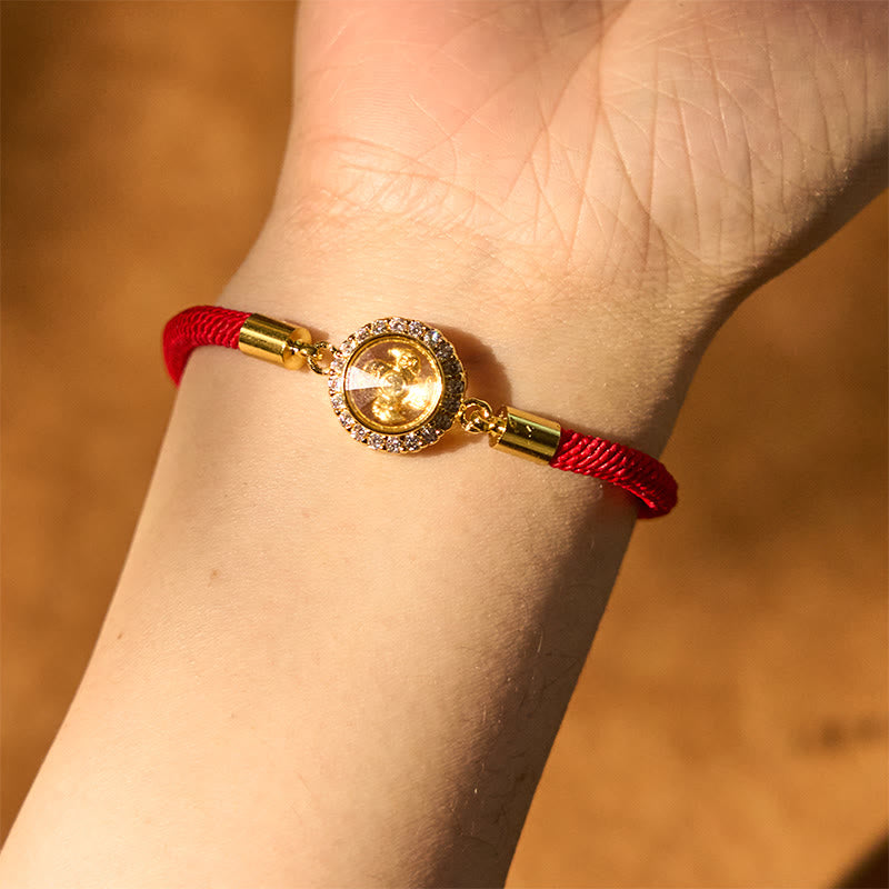Pulsera trenzada con protección de Qi Feng Sheng Shui con molino de viento giratorio de cobre y latón con hilo rojo y Buddha Stones