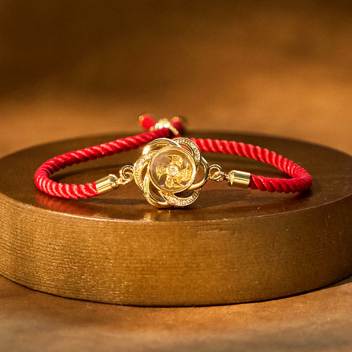 Pulsera trenzada con protección de Qi y Feng Sheng Shui con molino de viento de cobre y latón con hilo rojo ciruela giratorio y Buddha Stones