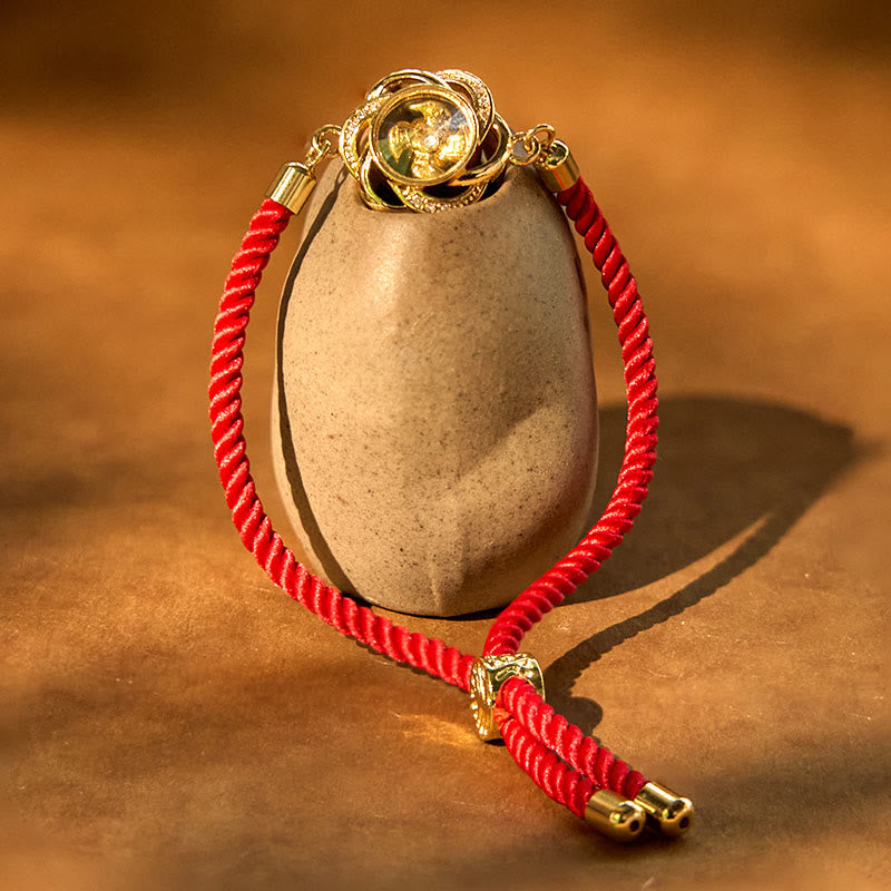 Pulsera trenzada con protección de Qi y Feng Sheng Shui con molino de viento de cobre y latón con hilo rojo ciruela giratorio y Buddha Stones
