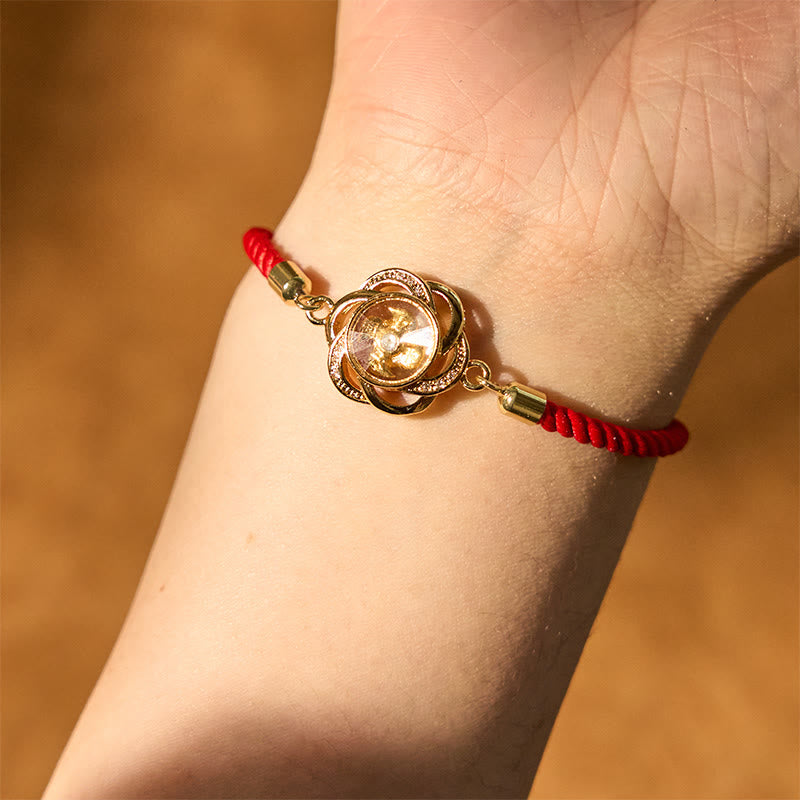 Pulsera trenzada con protección de Qi y Feng Sheng Shui con molino de viento de cobre y latón con hilo rojo ciruela giratorio y Buddha Stones