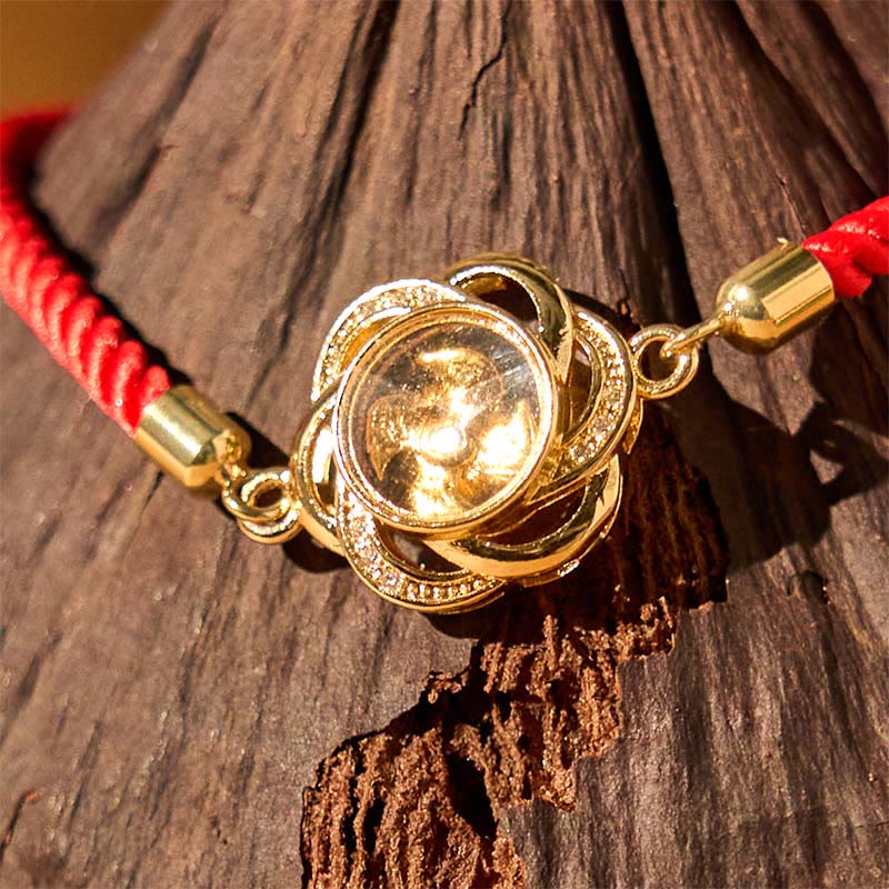 Pulsera trenzada con protección de Qi y Feng Sheng Shui con molino de viento de cobre y latón con hilo rojo ciruela giratorio y Buddha Stones
