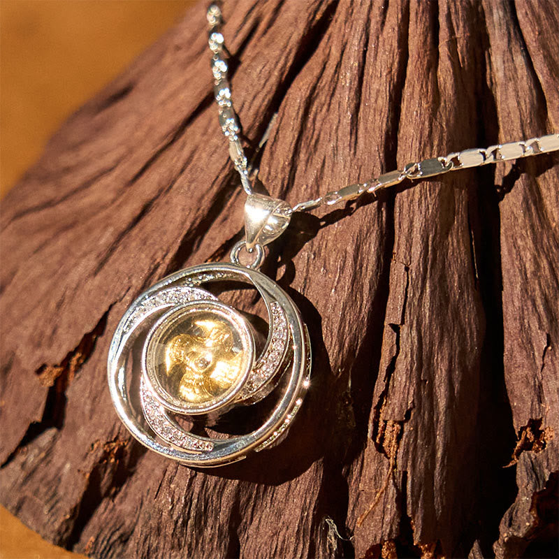 Colgante de collar con forma de molino de viento giratorio de latón y cobre bañado en oro y Buddha Stones