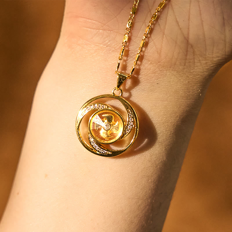 Colgante de collar con forma de molino de viento giratorio de latón y cobre bañado en oro y Buddha Stones