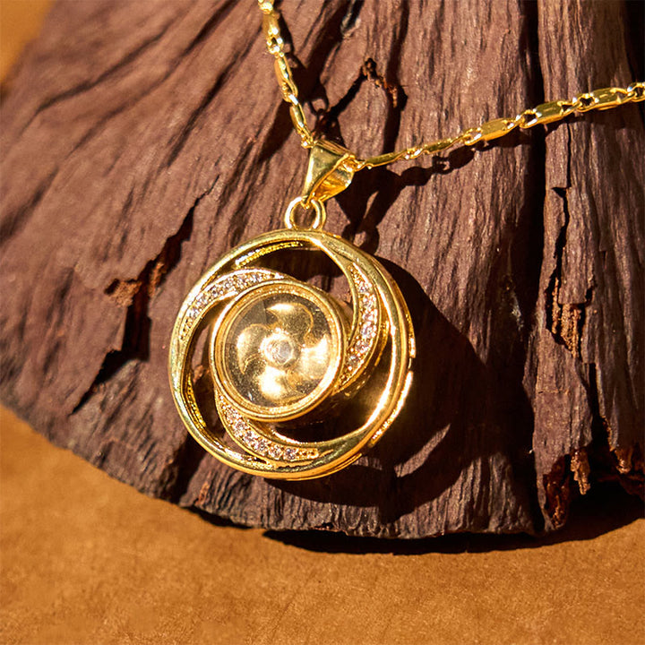 Colgante de collar con forma de molino de viento giratorio de latón y cobre bañado en oro y Buddha Stones