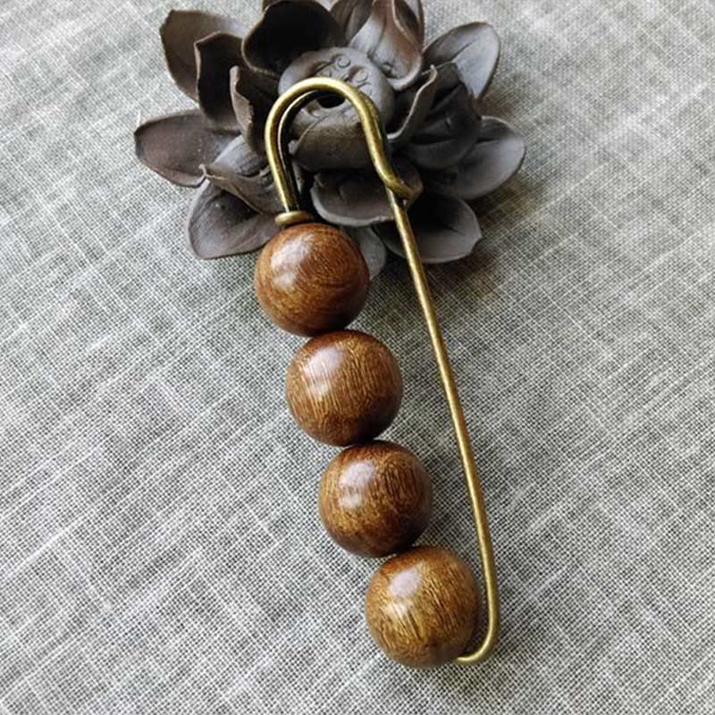 Broche curativo con cuentas de peltogyne, agathis alba, sándalo y madera de ébano de Buddha Stones