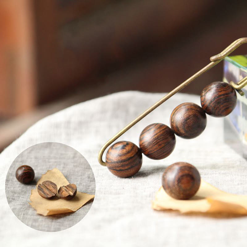 Broche curativo con cuentas de peltogyne, agathis alba, sándalo y madera de ébano de Buddha Stones