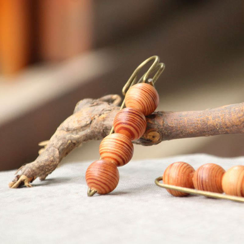 Broche curativo con cuentas de peltogyne, agathis alba, sándalo y madera de ébano de Buddha Stones