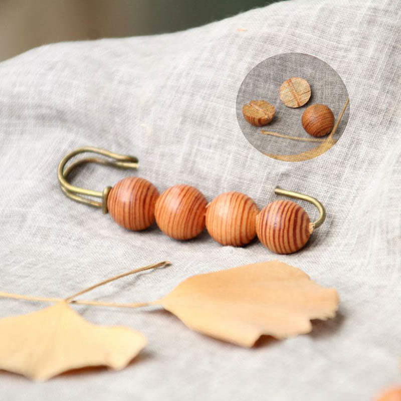 Broche curativo con cuentas de peltogyne, agathis alba, sándalo y madera de ébano de Buddha Stones