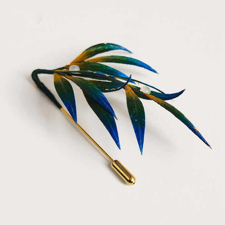 Broche de hojas de seda morera, verde, amarillo y azul, hecho a mano con flores de terciopelo y Buddha Stones