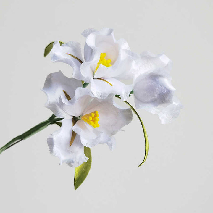 Broche de flor de lirio blanco de seda morera con flores de terciopelo hechas a mano con Buddha Stones
